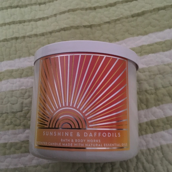 Bath and Body Works Candle - Picture 1 of 3